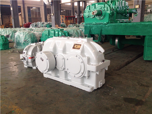 閉式齒輪減速機采用油浴潤滑時，如何判斷油位是否合適？